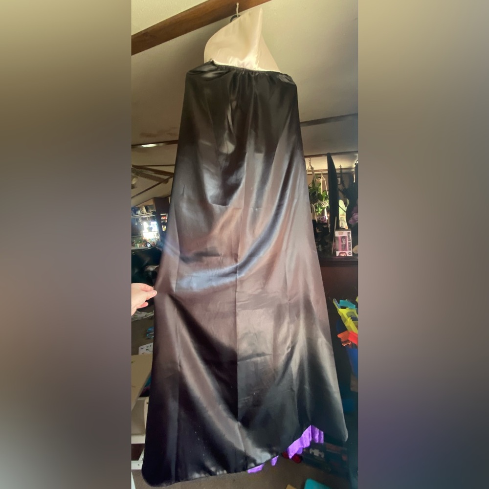 Disney Villains Adult Evil Queen Costume - Women's XL Halloween - Cape, Crown - Picture 6 of 7